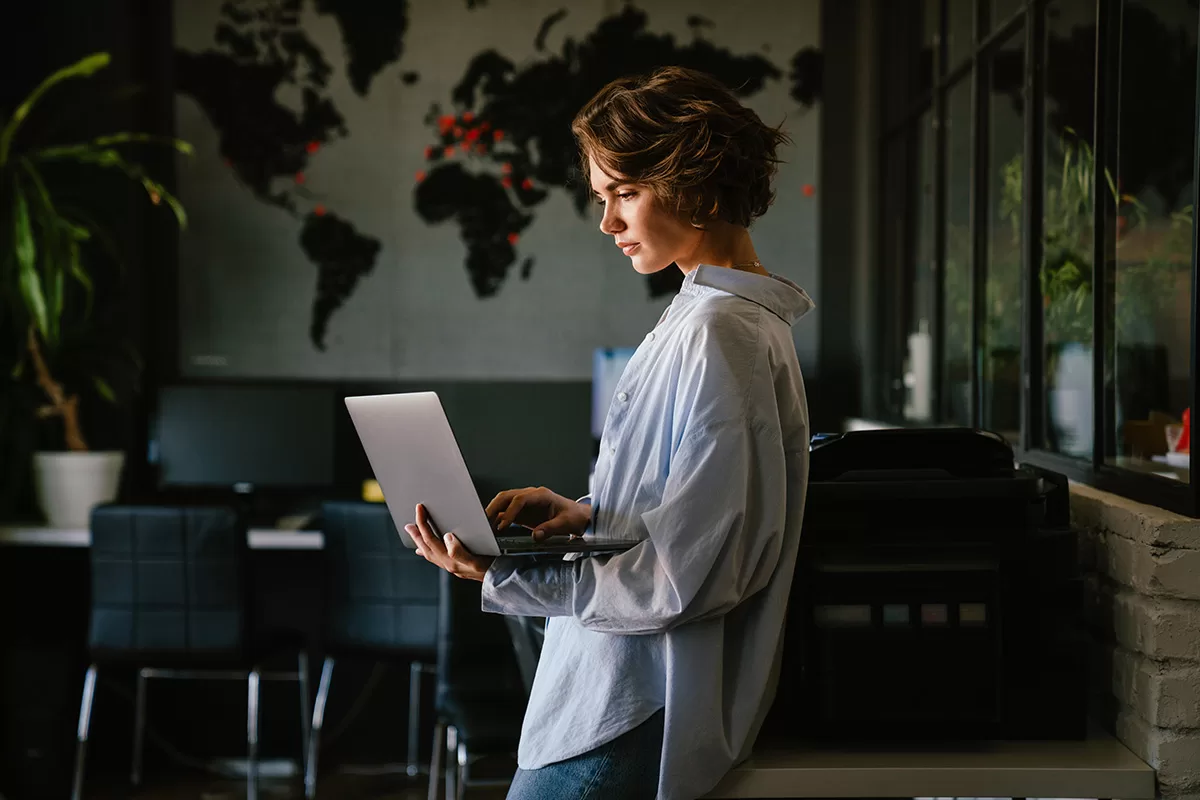 Profissional analisando dados da empresa em um notebook
